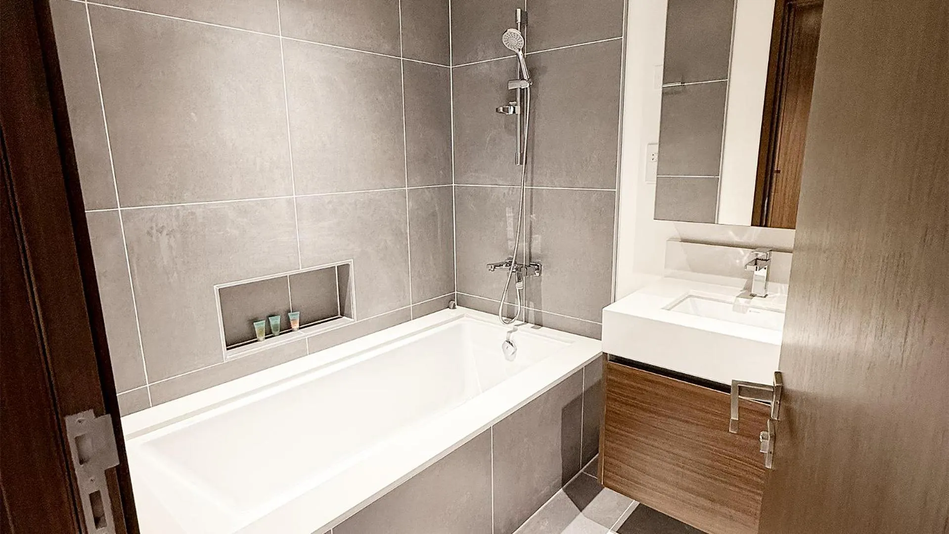 Luxury 2Bhk & Lagoon View Dubai United Arab Emirates