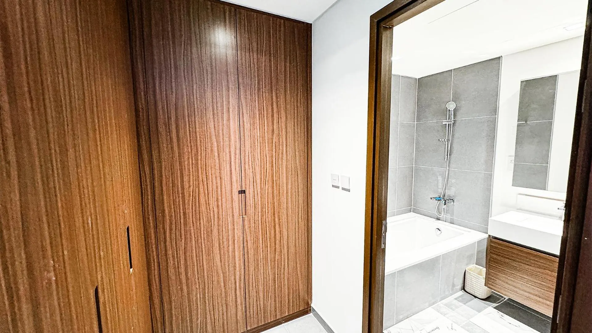 Luxury 2Bhk & Lagoon View Dubai Apartment