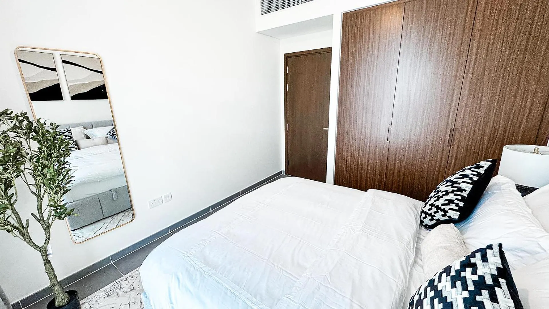 Luxury 2Bhk & Lagoon View Dubai 0*,